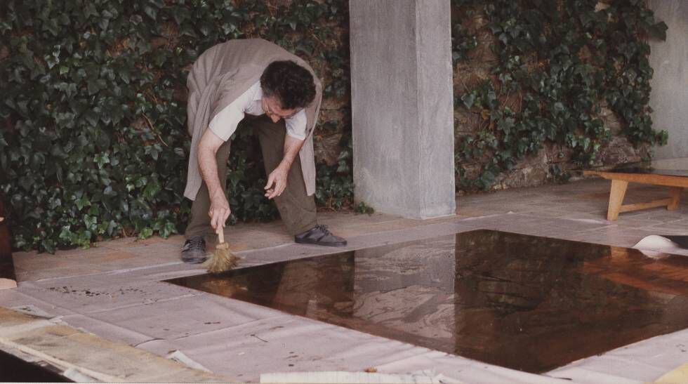 Tàpies preparant una de les planxes a Campins, el 1990.