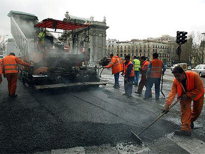 La Puerta de Alcalá estrena asfalto