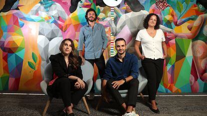 De izquierda a derecha: Carolina Iglesias, Javier Pereira, Eduardo Alonso y María Mínguez en las oficinas de Spotify en Madrid.