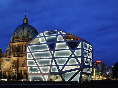 El Humboldt Box, un centro de informaci&oacute;n, exposiciones y eventos en la Isla de los Museos de Berl&iacute;n, con el Dom (la catedral) al fondo.