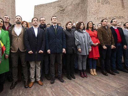 Abascal, Casado y Rivera, junto a otros dirigentes de sus partidos, en el acto en Colón por la unidad de España. / CARLOS ROSILLO