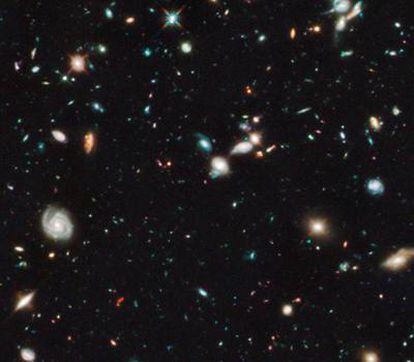Zona de la imagen del espacio profundo obtenida por el <i>Hubble</i>, en cuyo centro está la galaxia más lejana detectada hasta ahora.