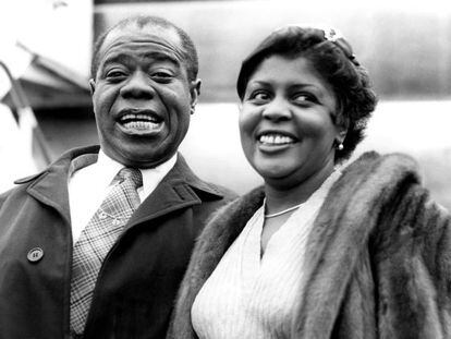 Louis Armstrong y su mujer, Lucille Armstrong, en abril de 1956.