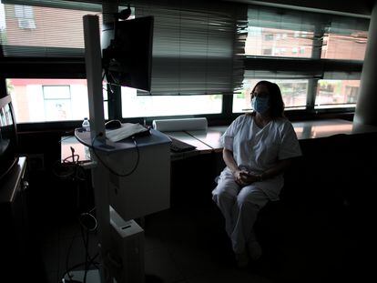Una sanitaria del centro de salud García Noblejas, de Madrid, el pasado 7 de mayo.