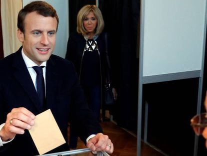 El candidato de En Marcha, Emmanuel Macron, vota en su colegio de Le Touquet, Francia.