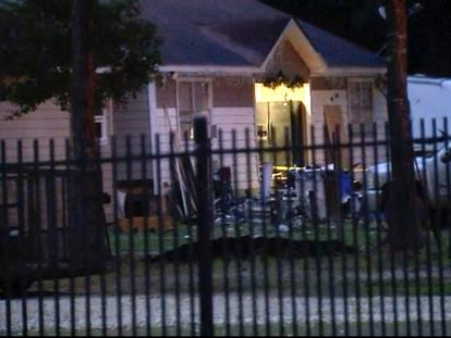Imagen de la televisión local KTRK de la vivienda de Cleveland (Texas) donde se produjo el tiroteo.