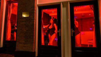 Mujeres en un escaparate del Barrio Rojo de Ámsterdam.