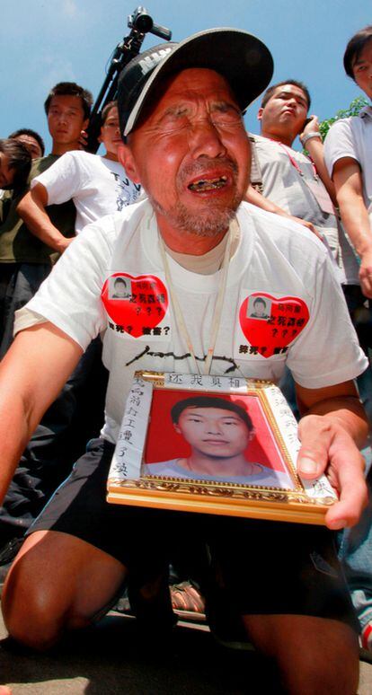 Ma Zishan llora la muerte de su hijo, Ma Xiang Qian, en la planta Lunghua de Foxconn en Shenshen (China). Ma Xiang Qian, empleado de Foxconn, murió tras precipitarse al vacío desde un edificio el pasado mes de enero.