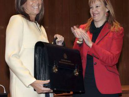 Ana Mato recibe la cartera del departamento de manos Leire Paj&iacute;n.