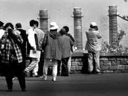 b 34032 (20/abr/00) -color- Turistas extranjeros en Barcelona. -foto: Manolo S. Urbano.