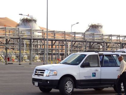 Un coche de la petrolera saudí Saudi Aramco en unas instalaciones en el sureste del país. / AFP