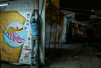 Durante el día, en la calle Matamoros se pueden encontrar cervecerías, locales de ropa o películas piratas; de noche, lo único que ilumina esta calle y atrae a los vecinos es Los minis.