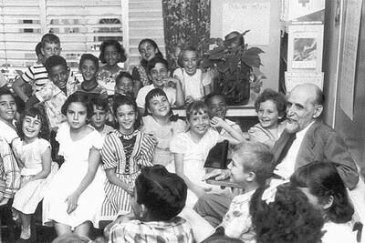 Juan Ramón Jiménez, hacia 1957, en una escuela de Puerto Rico.