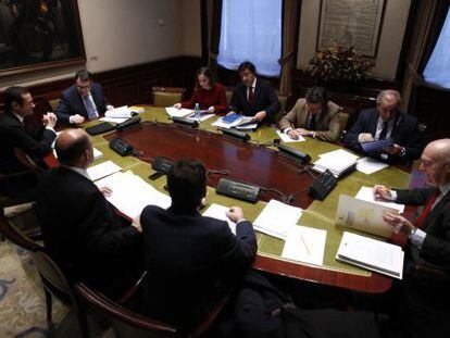 Diputados del PP, PSOE y PNV discuten sobre financiación en el Congreso.