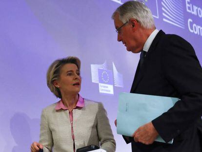 Ursula von der Leyen, presidenta de la Comisión Europea, junto al comisario europeo que ha liderado la negociación con Reino Unido,  Michel Barnier.