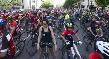 Los participantes en una concetración para exigir más seguridad para los ciclistas.