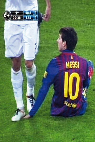 Pepe, en el momento de pisar a Messi.