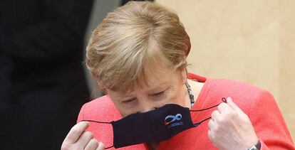 La canciller alemana, Angela Merkel, antes de pronunciar un discurso en el Parlamento alemán, en Berlín.