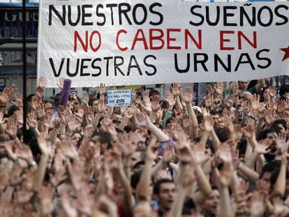 Manifestantes en la Puerta del Sol de Madrid el 21 de mayo de 2011. 