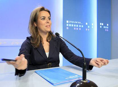 La portavoz del PP en el Congreso, Soraya Sáenz de Santamaría, en la rueda de prensa que ha dado en la sede de su partido, en Madrid.