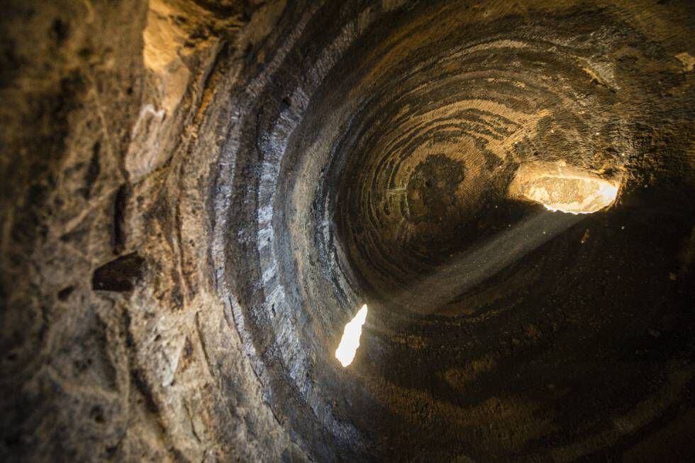 Interior de la cueva C6 de Risco Caido.