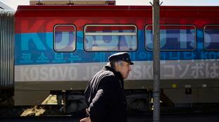 Un tren decorado con los colores de la bandera nacional serbio con el texto "Kosovo es Serbia" en diversas lenguas, en 2017 en Belgrado.