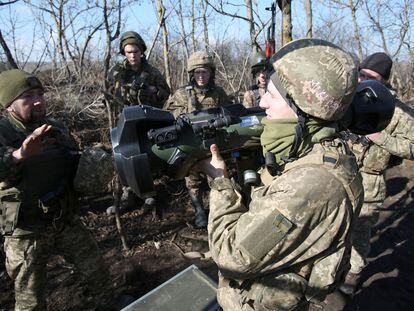 Soldados ucranios, este lunes, en la región de Donetsk.