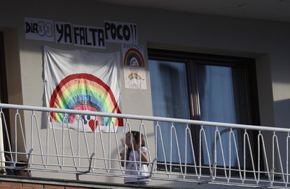 Una niña aplaude desde un balcón a los sanitarios que tratan a enfermos de covid-19 en el hospital vizcaíno de Cruces, el pasado 15 de abril.