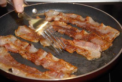 Lonchas de bacon en una sart&eacute;n.