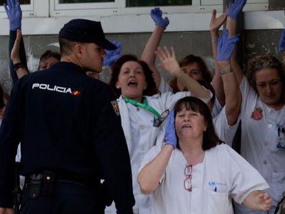Enfermeras del Carlos III protestan, en la mañana de este viernes, por la descoodinación ante la crisis del ébola.