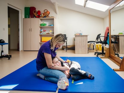 Una trabajadora del centro de rehabilitación de Dzherelo, en Lviv (Ucrania), abrazaba este miércoles a Tigran, un niño desplazado de la ciudad de Mikolaiv.