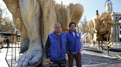 Los artistas Manolo García y José Aguilar junto a las primeras piezas de la falla municipal de 2014.