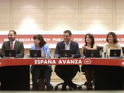 Los socialistas presentan un documento que tiene como base su programa electoral con alguna concesión a Unidas Podemos