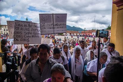 Indígenas mayas tzotziles, choles y tojolabales marchan contra el creciente conflicto armado en San Cristóbal, el 5 de junio.