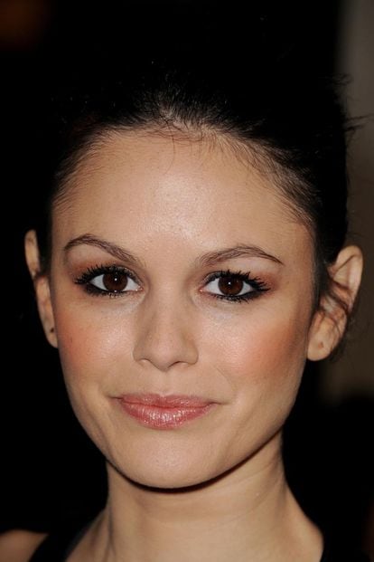 Rachel Bilson es adicta a eye liner negro. Pocas veces se deja ver sin estar completamente maquillada y mucho menos sin llevar la raya del ojo bien marcada. En 'Hart of Dixie' la veremos con su maquillaje habitual. Sorprende que en escenas en las que está atendiendo emergencias aparezca con los ojos como si viniera de un desfile de la Semana de la Moda en Nueva York... Cosas de la tele.