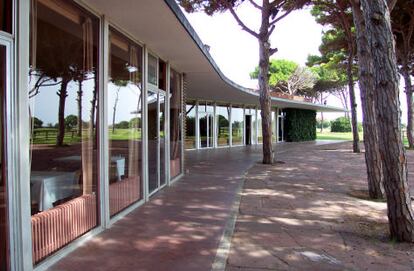 Fachada acristalada del edificio Coderch para el club de golf El Prat, antes de su cierre en 2000.