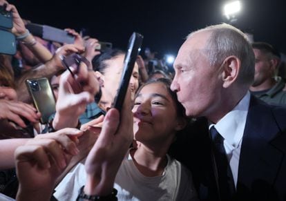 Putin, rodeado de simpatizantes, este jueves en Derbent (Daguestán).