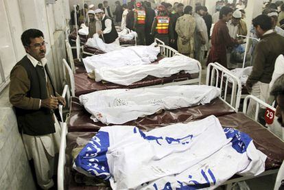 Cadáveres de algunas de las 37 víctimas del atentado, ayer en un hospital de Peshawar.