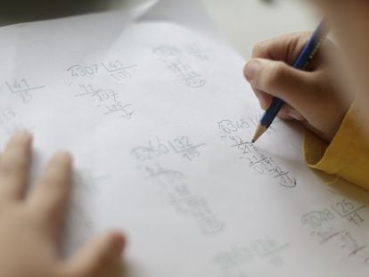 Un niño realiza operaciones matemáticas en casa, en Madrid.