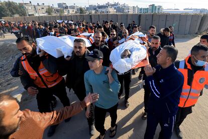 Compañeros y amigos este sábado en Jan Yunis durante el funeral de dos miembros de la Defensa Civil Palestina que murieron durante un bombardeo israelí.