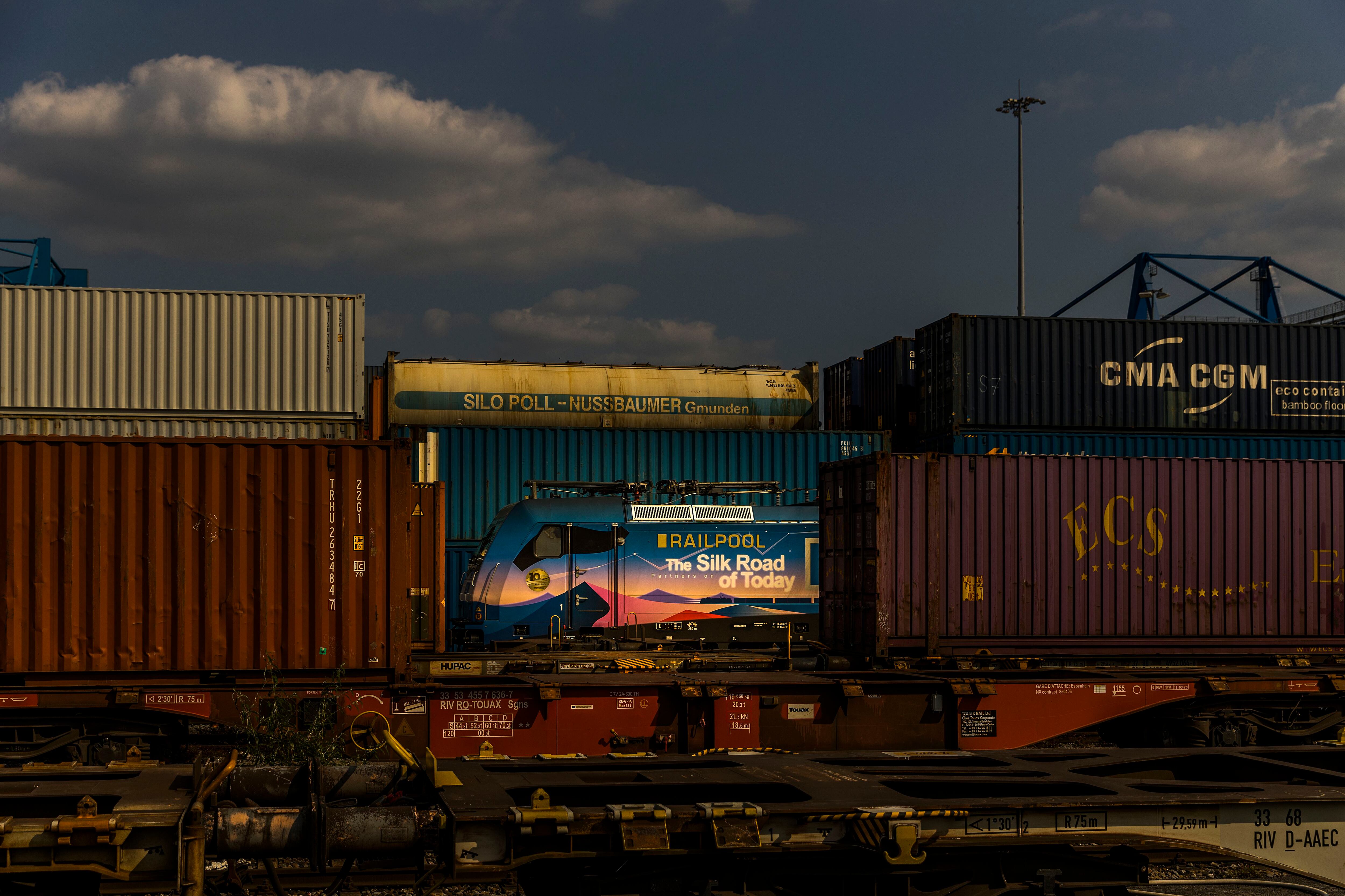 Entre el ajetreo de contenedores de una de las terminales ferroviarias de Duisburgo, cada poco llegan nuevos trenes. En una de las locomotoras allí estacionadas se lee “La Ruta de la Seda de nuestros días”. 