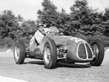 José Froilán González, piloto argentino de fórmula 1, al volante de su maserati en 1952.