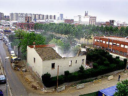 Derribo de una masía en L'Hospitalet