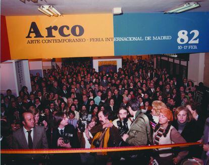 Minutos previos al corte de la cinta inaugural de la primera edición de Arco, celebrada en 1982 en el Pabellón de Exposiciones del Paseo de la Castellana de Madrid. IFEMA