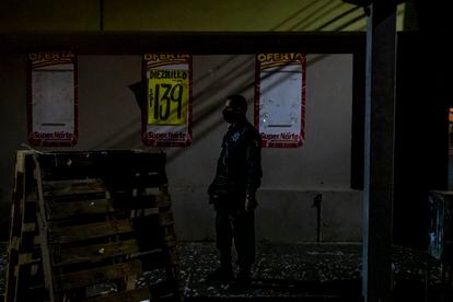 Un policía hace guardia en una calle de Caborca (Sonora) durante el toque de queda. 