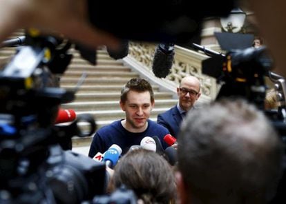 El activista austriaco Max Schrems se dirige a los medios tras defender su demanda contra Facebook. 