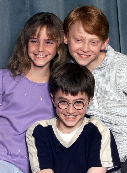 Emma Watson, Rupert Grint y Daniel Radcliffe en la presentación del elenco que participaría en las películas de Harry Potter el 23 de agosto del 2000.