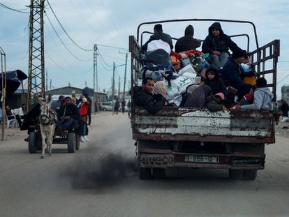 Palestinos huyen de Rafah por temor a una ofensiva militar israelí, el 13 de febrero de 2024.