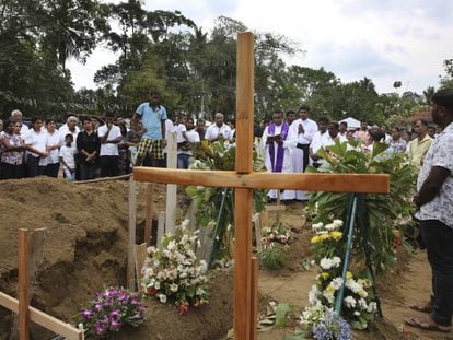 Funeral por una víctima de los atentados del domingo de Resurección en Sri Lanka, 