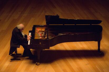 El pianista Grigori Sokolov durante su recital en la Sala Mozart, el pasado jueves en Zaragoza.